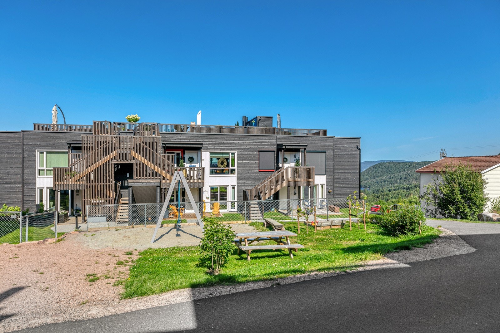 Fellesområde med lekeplass rett utenfor døra! Galleribilde