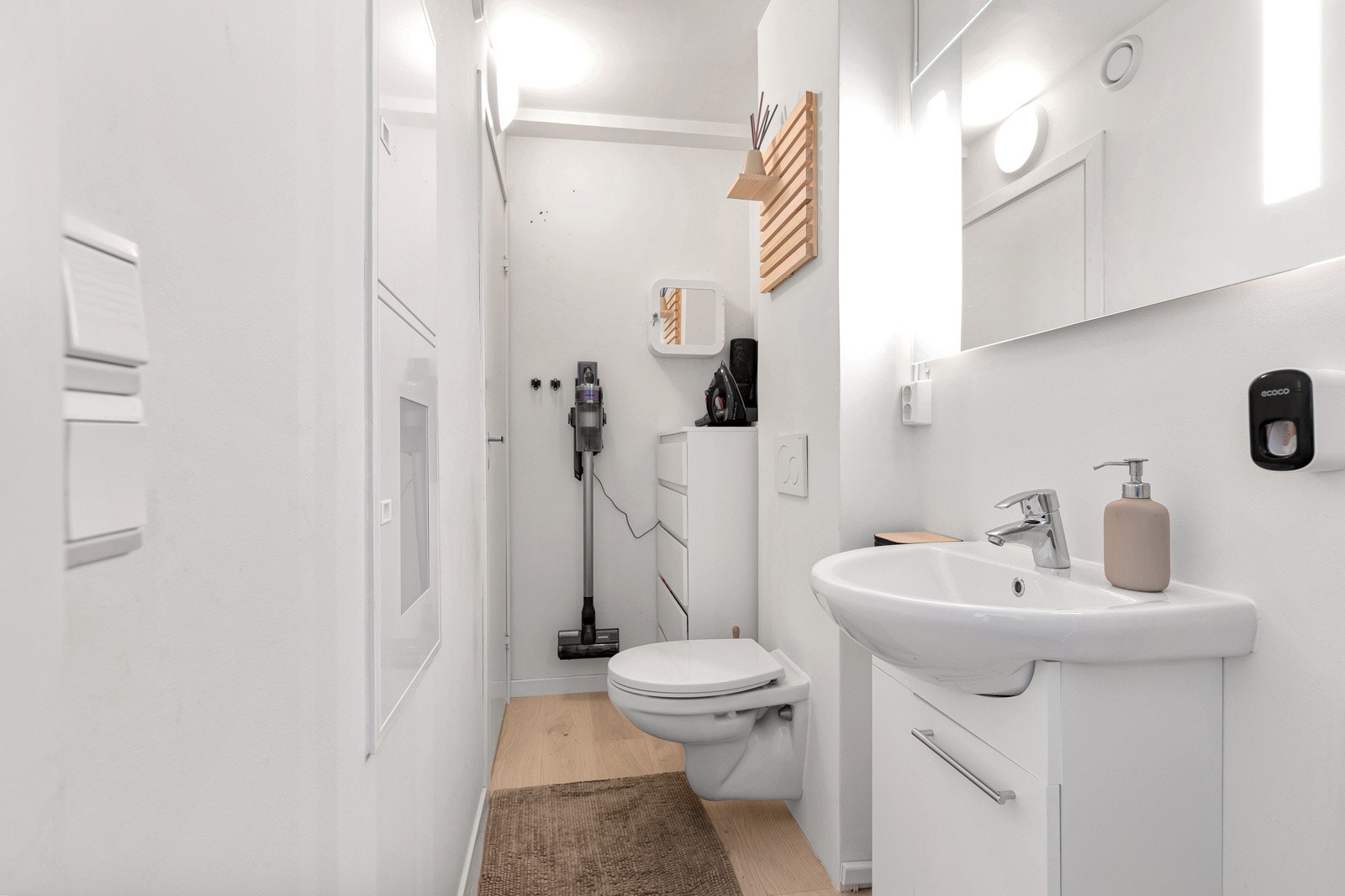 Toalettrom med wc og servant. Galleribilde