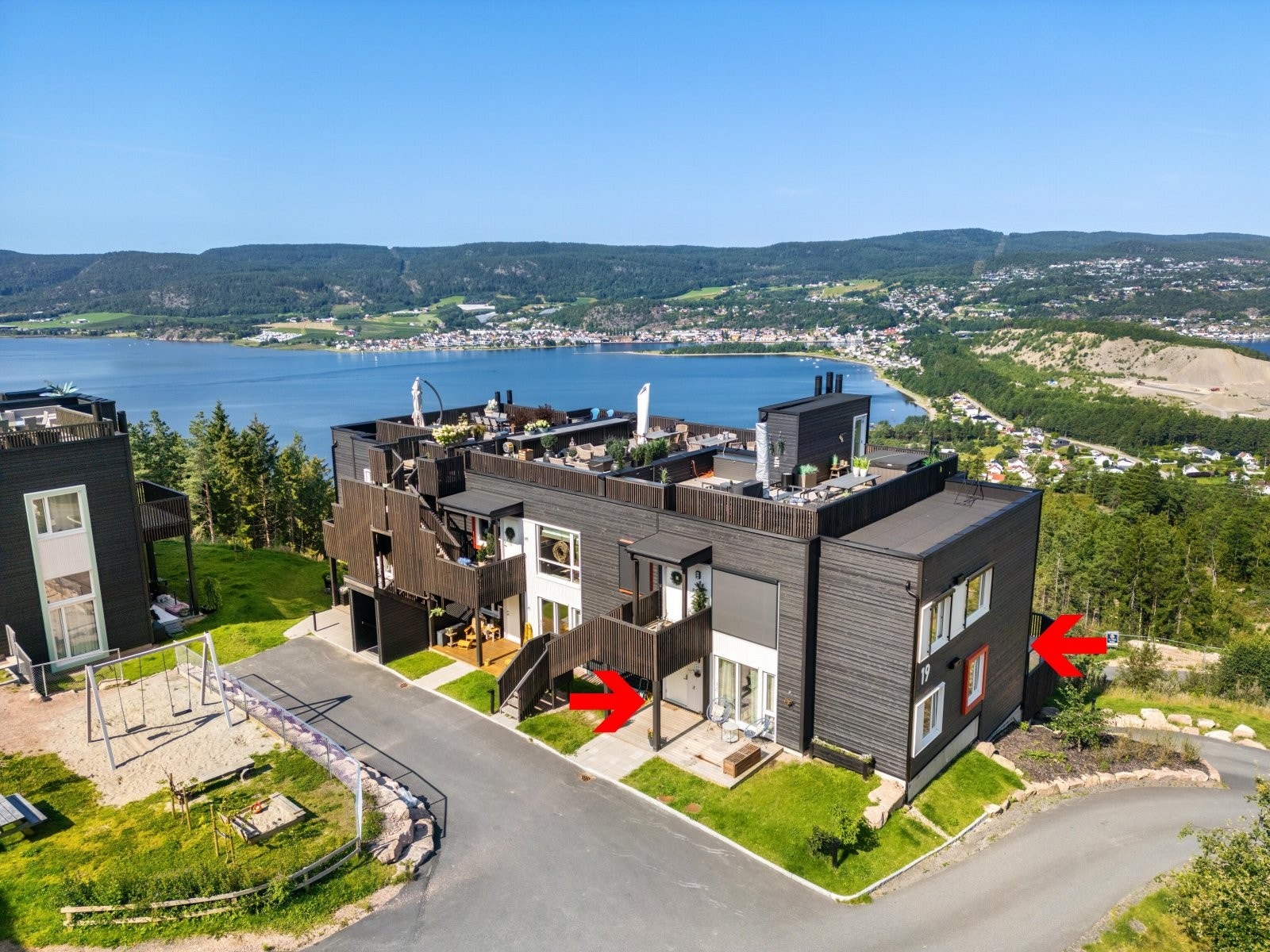 Leiligheten ligger i 1. etasje, adkomst fra bakkeplan. Galleribilde