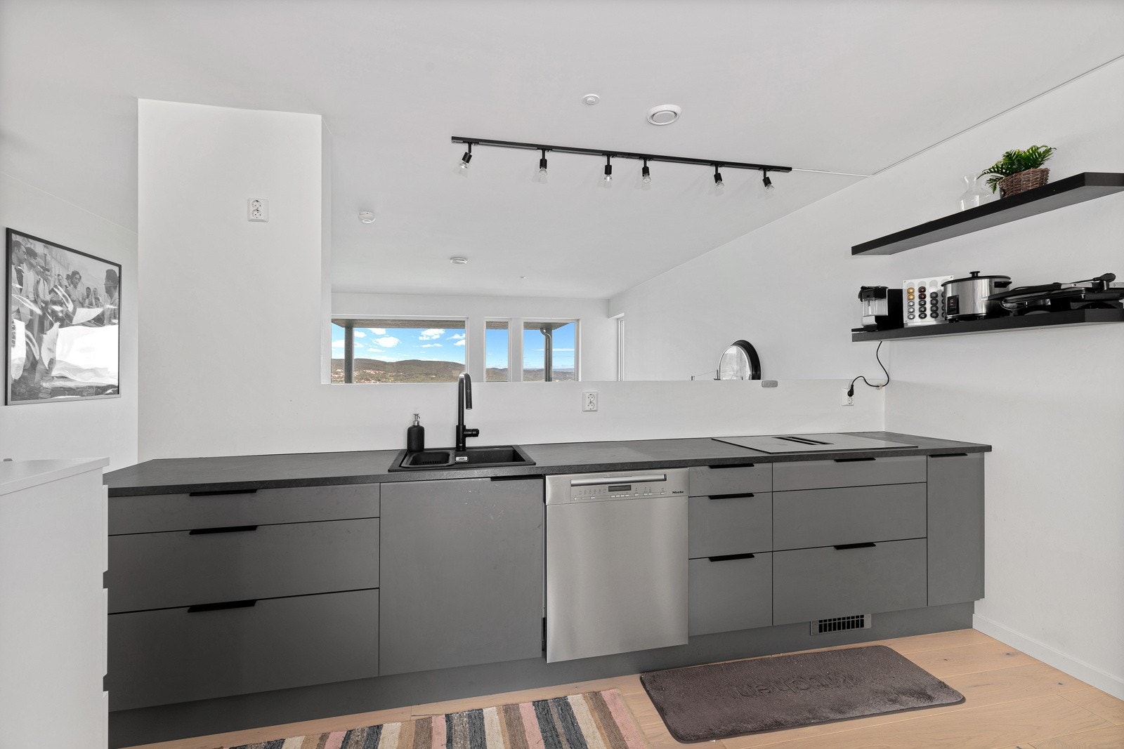 Fra kjøkkenbenken er det flott utsikt. Galleribilde