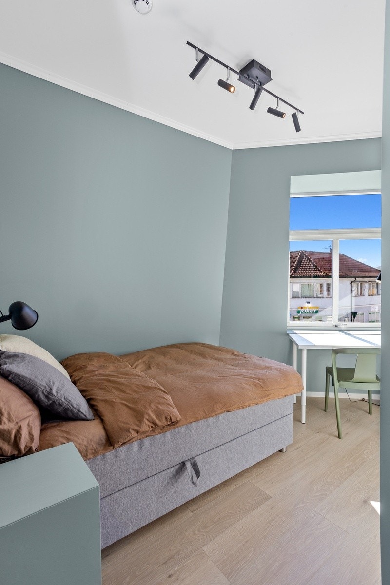 Seng med lagring under Galleribilde