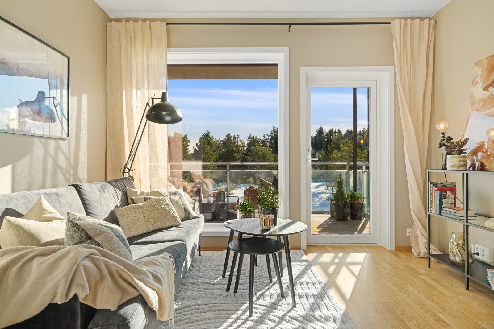 Her har man direkte utgang til en sørvendt balkong med lang solgang Galleribilde