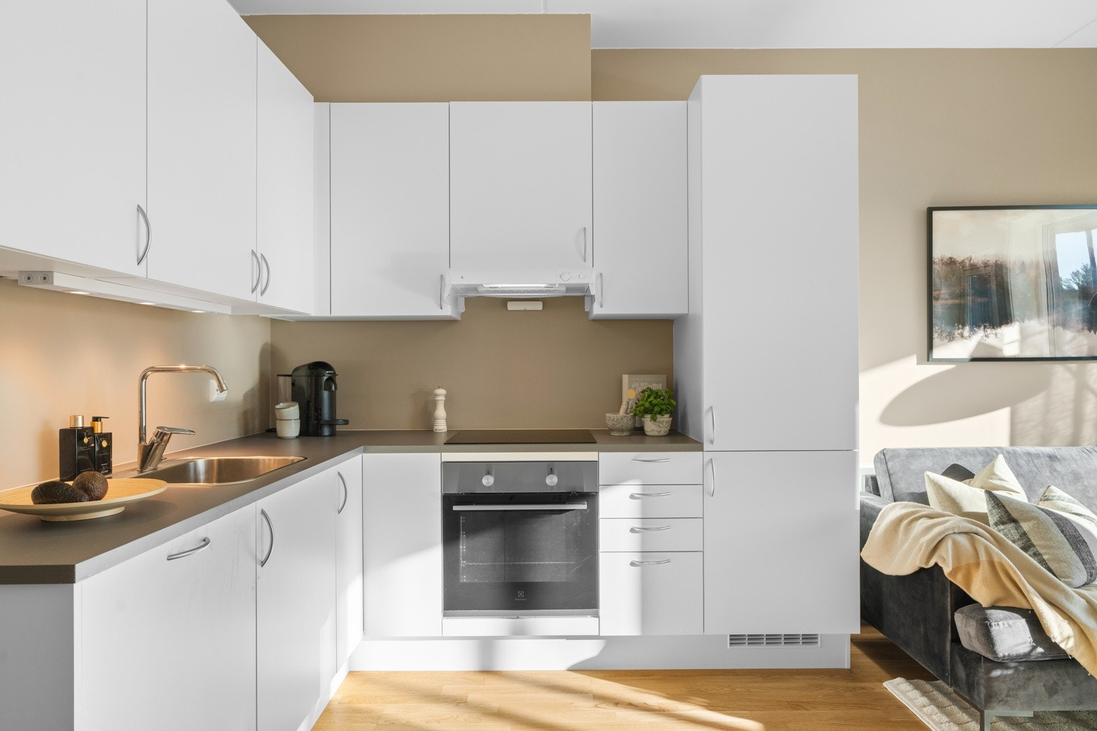 Innbydende kjøkken fra Aubo med integrerte hvitevarer fra Electrolux Galleribilde