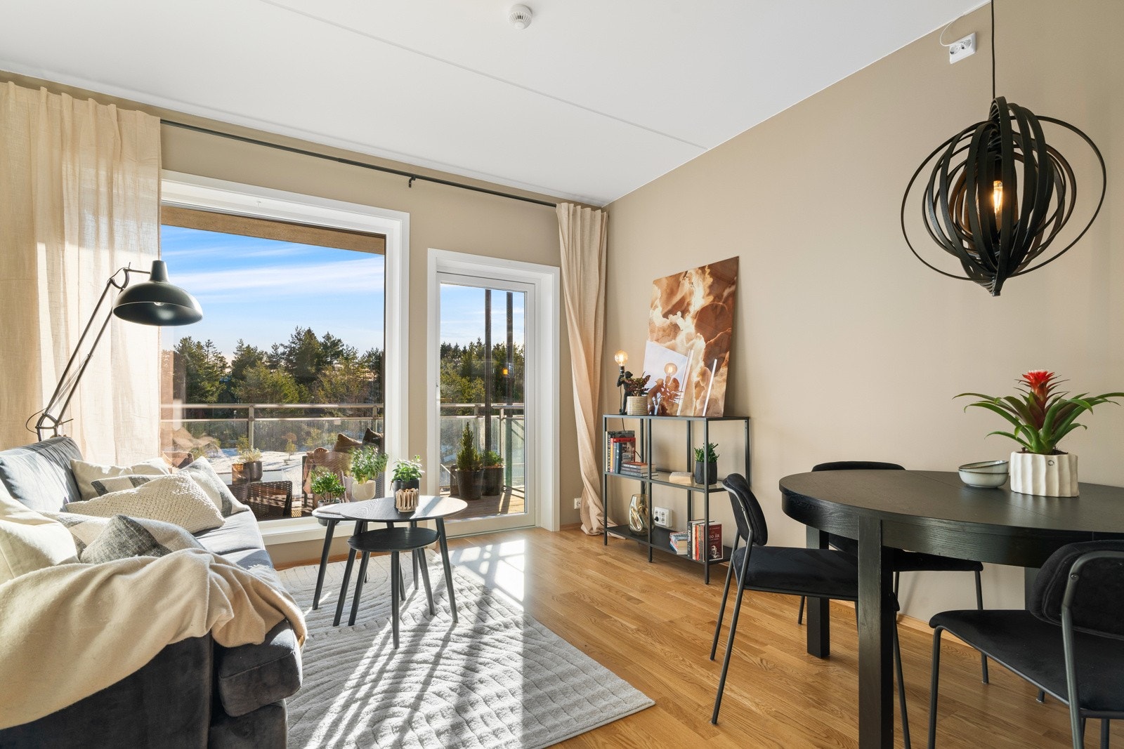 Et innbydende hjem store vindusflater som gir rikelig med dagslys uten innsyn Galleribilde