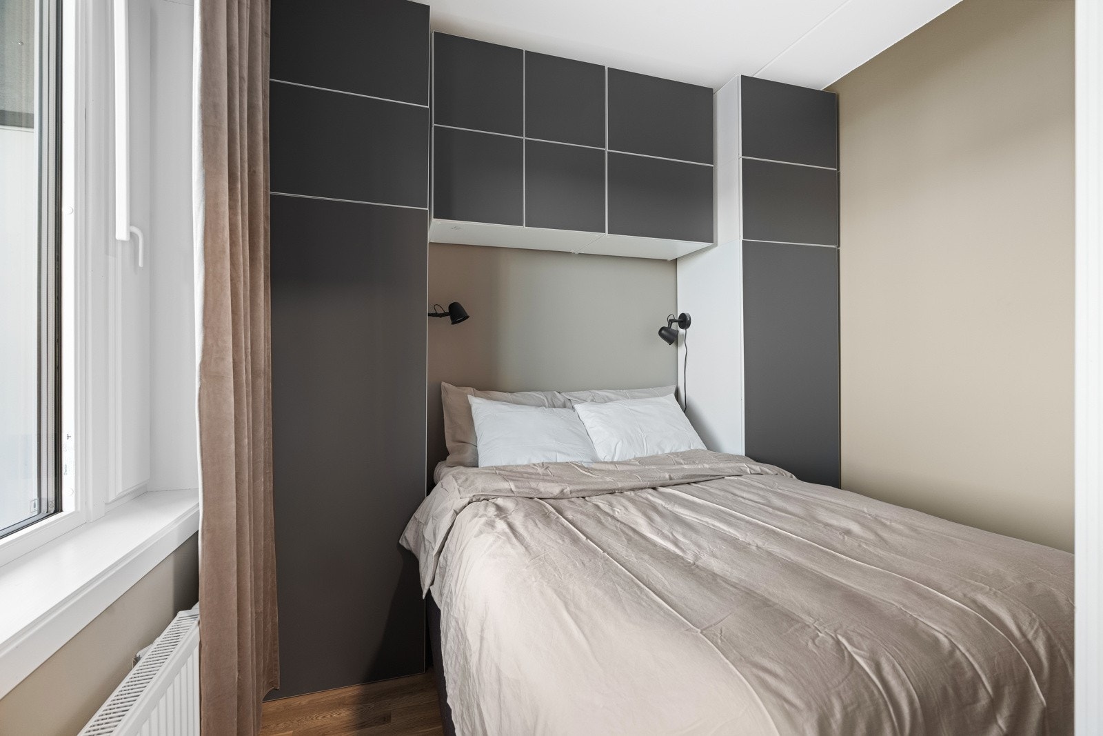 Soverommet er utnyttet til det fulle med praktisk innredning fra Ikea Platsa Galleribilde