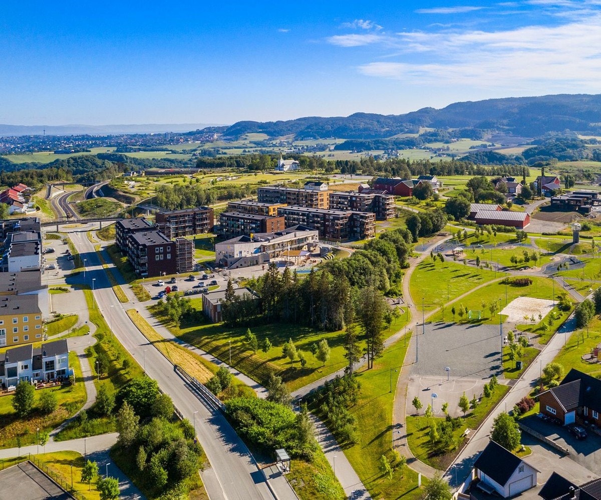 Tillerparken har man kun få hundre meter fra boligen og byr på flotte lekeaperat, sandvolleyballbane, tilrettelagte stier, benker og skiløype Galleribilde