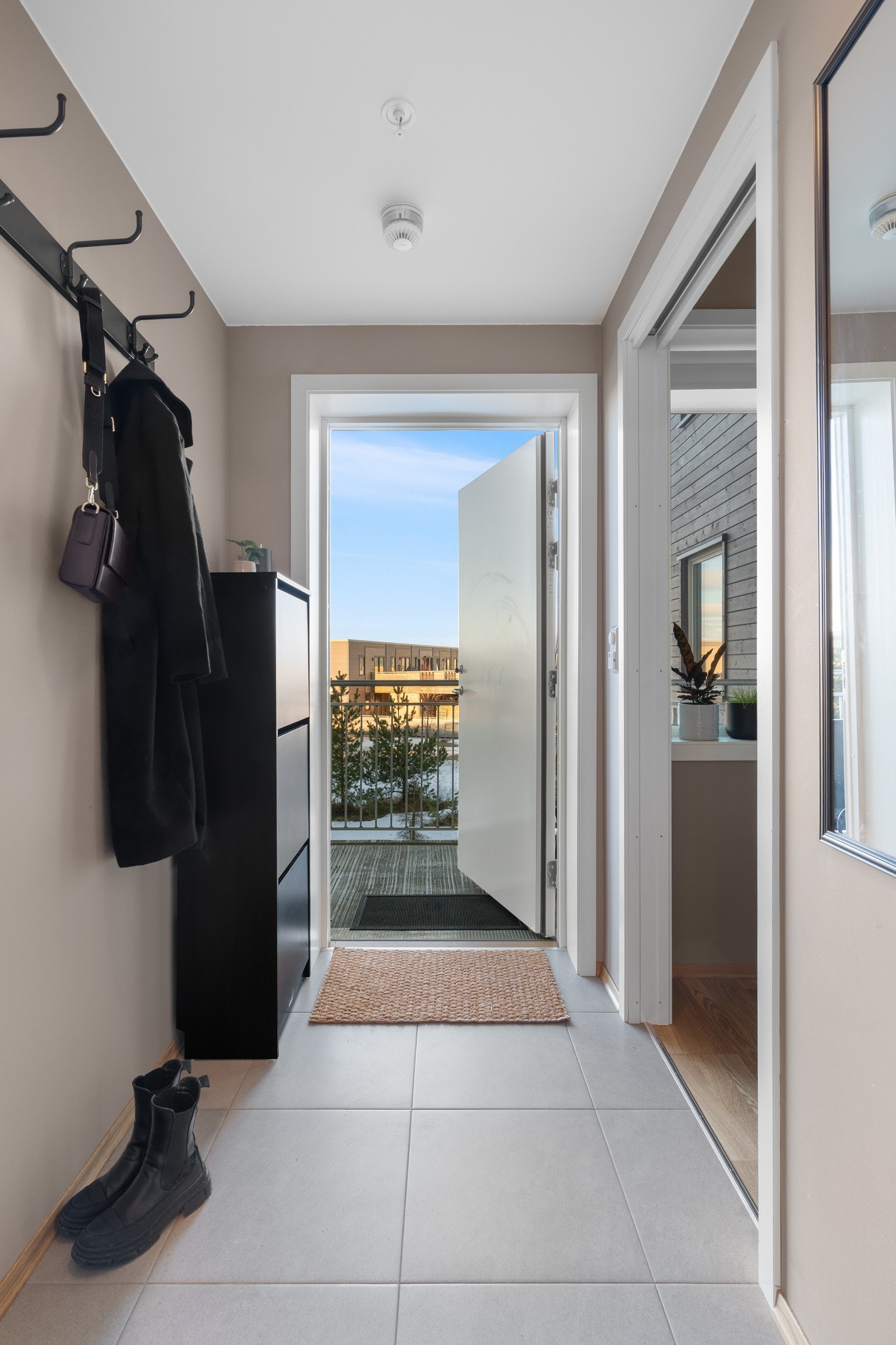 Her er man nest siste leilighet på svalgangen noe som gjør at det er minimalt med ferdsel forbi leiligheten/ soverommet Galleribilde