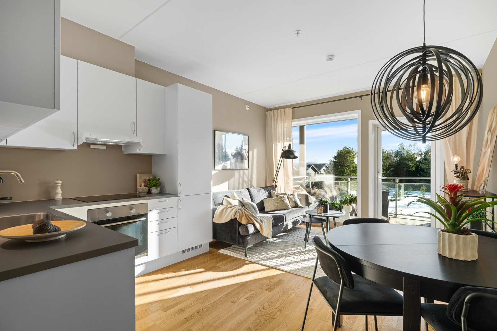 Åpen stue/- kjøkkenløsning på ca. 23 kvm Galleribilde