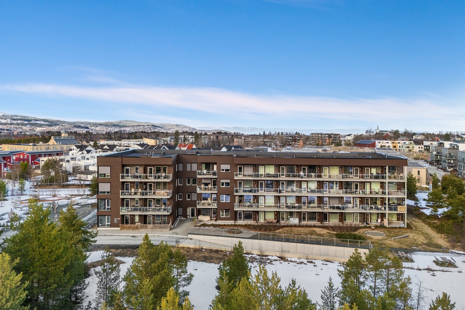 Rolig og naturskjønn beliggenhet samtidig som man har kort vei til Tillerflata med shoppingtilbud Galleribilde