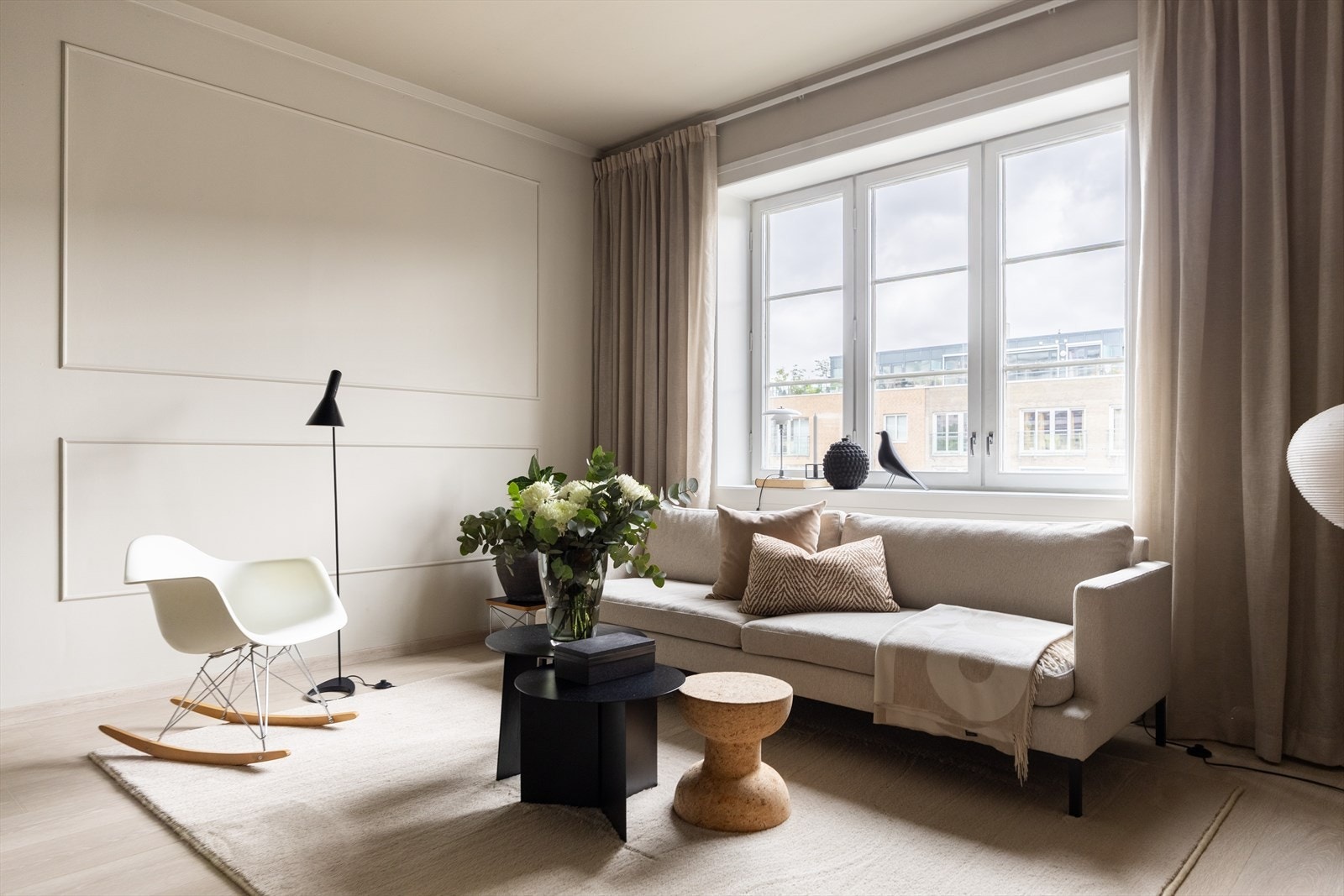 Stuen er av god størrelse og har plass til sofaløsning med tilhørende møblement, samt spisebord Galleribilde