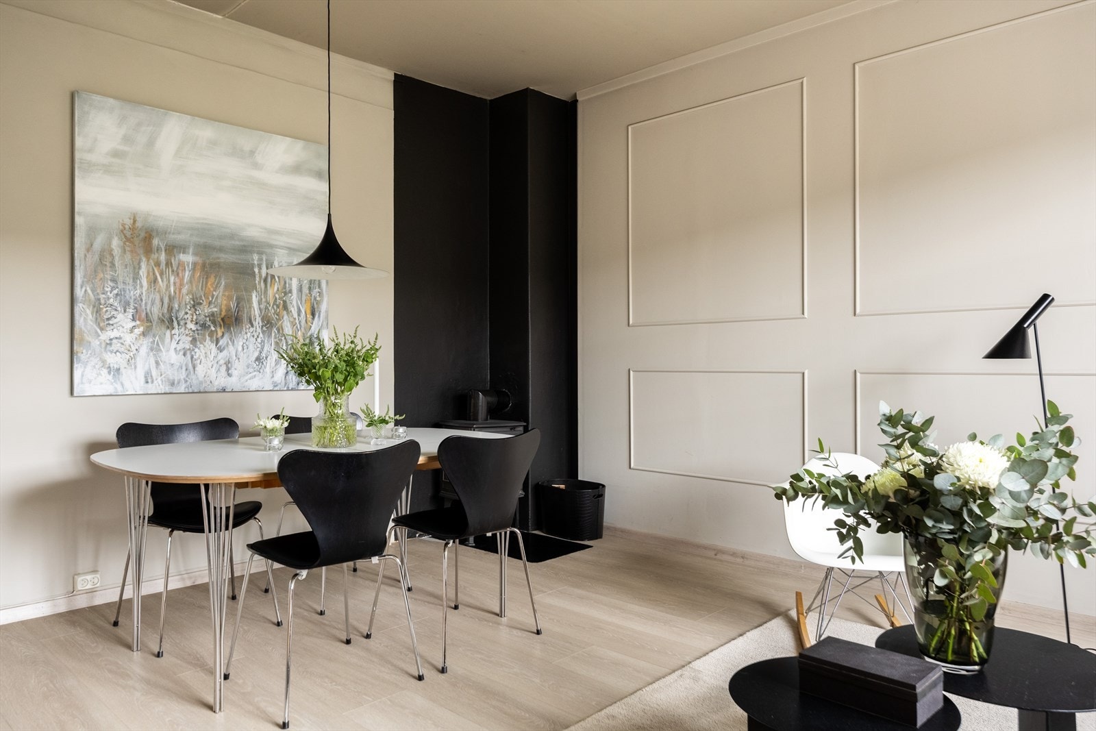 Leiligheten har en raus takhøyde hvor det i stuen er målt til ca. 2,75 meter Galleribilde