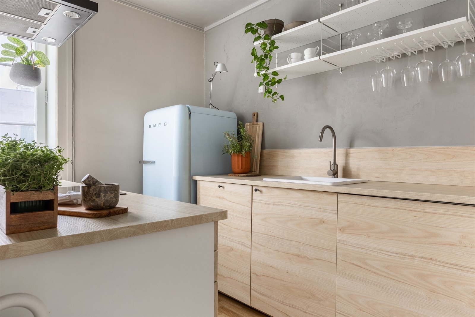 Induksjonstopp, stekeovn og oppvaskmaskin er integrert i innredningen. SMEG kjøleskap medfølger handelen Galleribilde