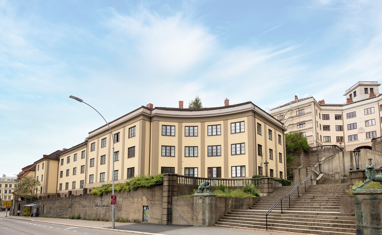 Boligen har en populær og svært sentral beliggenhet i Iladalen, like ved Alexander Kiellands plass. Til høyre ser man Ulvetrappen Galleribilde