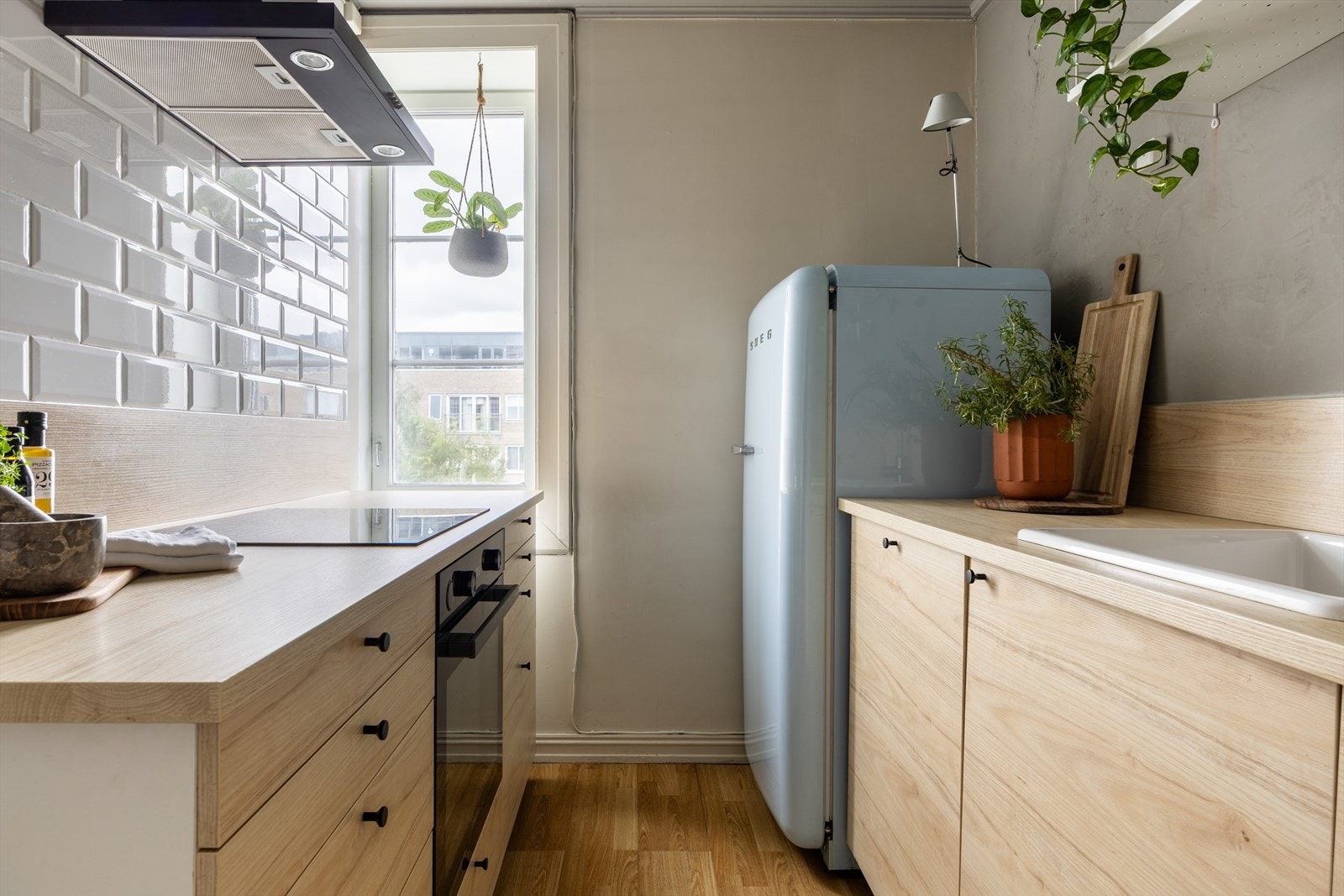 Tidløs og pen kjøkkeninnredning fra 2018 med god skap- og benkeplass Galleribilde