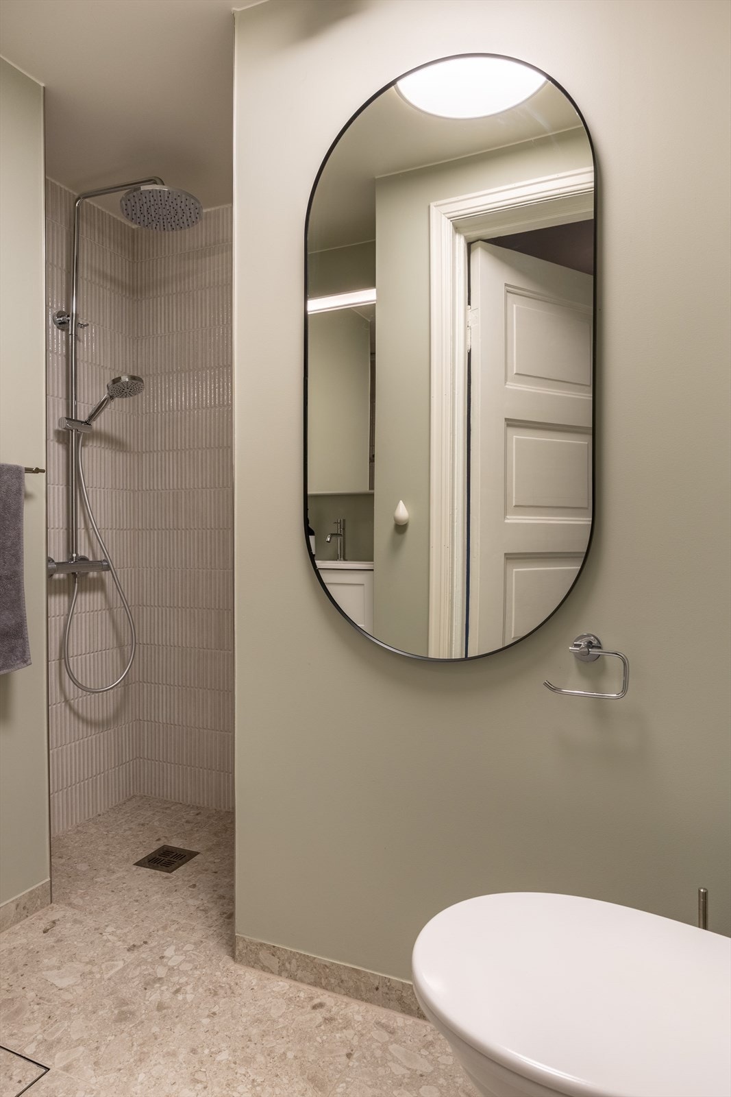 Baderommet ble overflateoppusset i 2024 med ny smøremembran på gulv, nye våtromsplater/membran på vegger i dusjsone og nye overflater og innredning Galleribilde