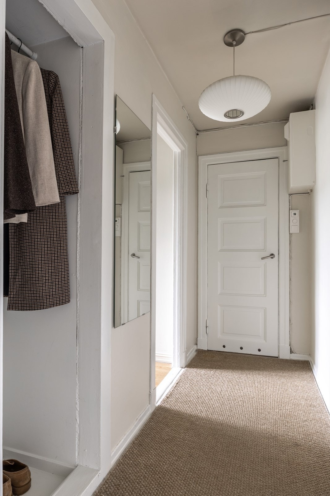 Entrè med god plass til å henge fra seg yttertøy og sette fra seg sko Galleribilde