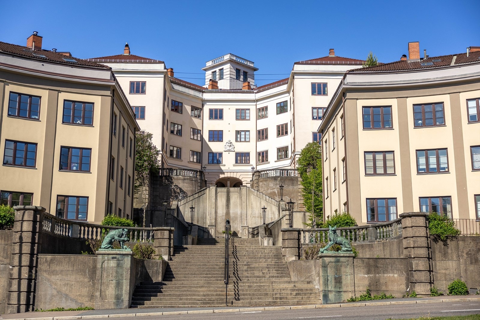 Det er adkomst til bygården via den historiske Ulvetrappen Galleribilde