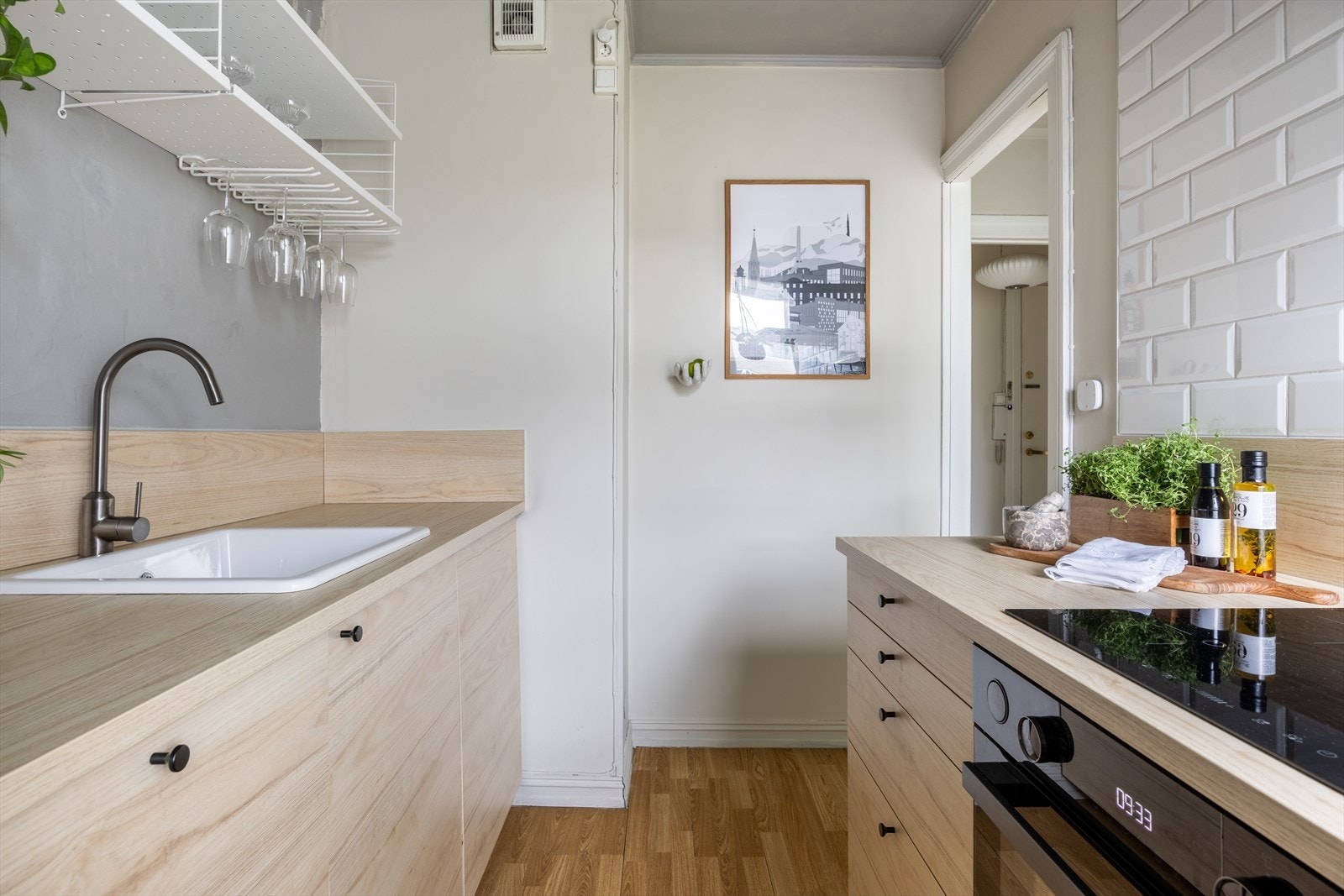 Separat kjøkken med adkomst fra gang Galleribilde