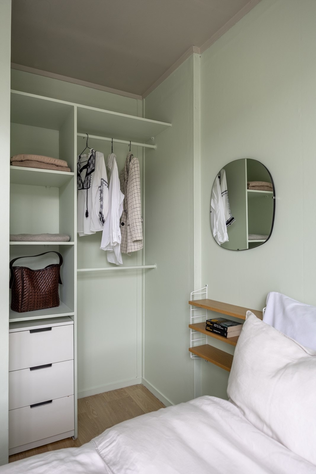 Praktisk nisjeløsning for oppheng av klær Galleribilde