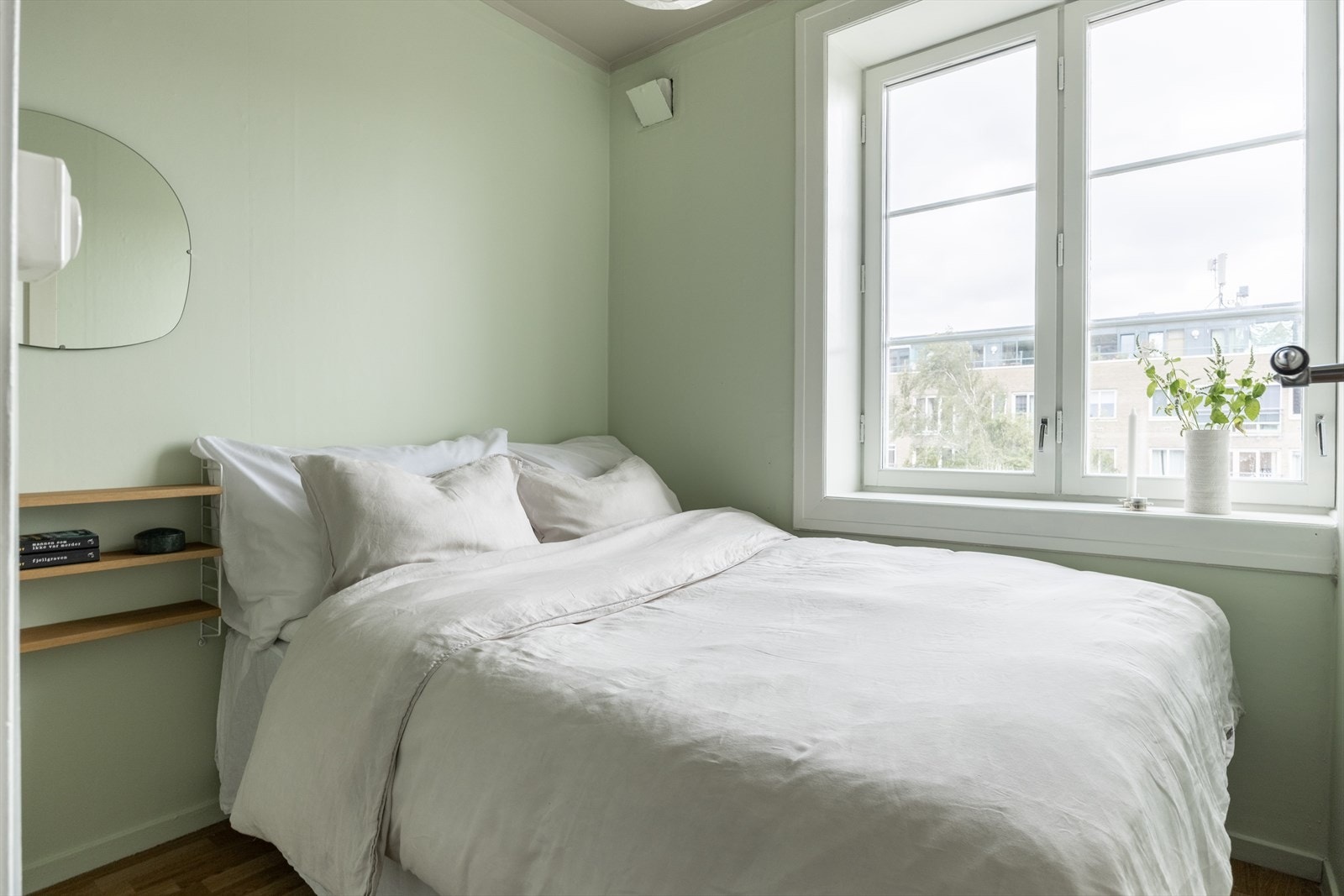 Romslig soverom med plass til dobbeltseng og nattbord Galleribilde