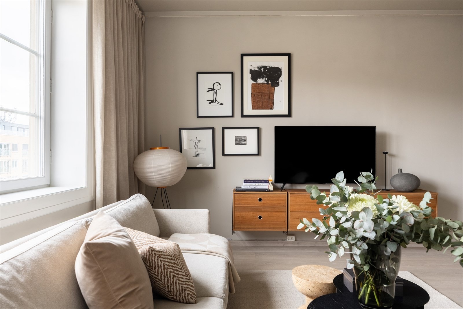 I 2020 ble alle veggflater malt i en nøytral og pen fargetone Galleribilde