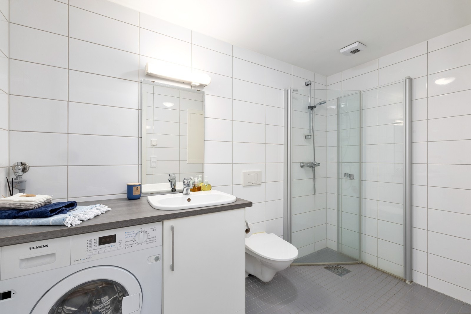 Romslig bad med opplegg for vaskemaskin Galleribilde