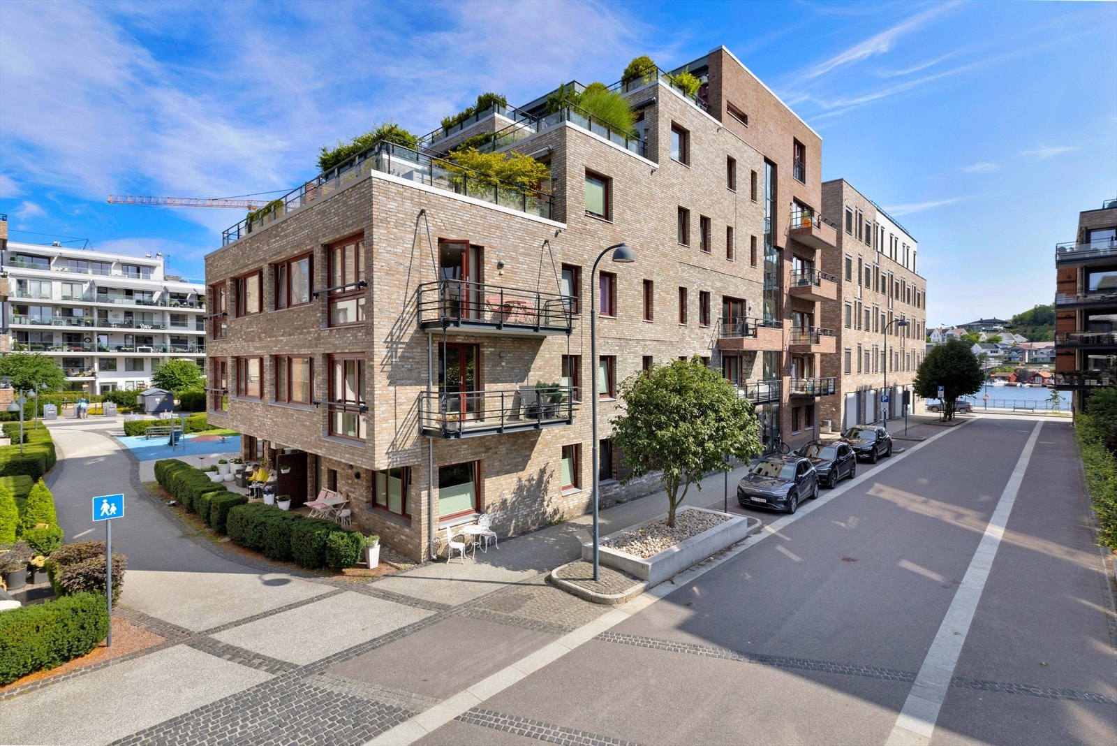 Leiligheten er gjennomgående med inngang fra langsiden av bygget Galleribilde