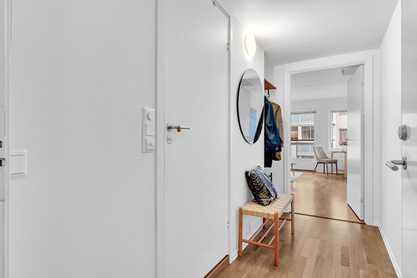 God plass til å henge fra seg yttertøy og sette fra seg sko i mellomgang. Galleribilde