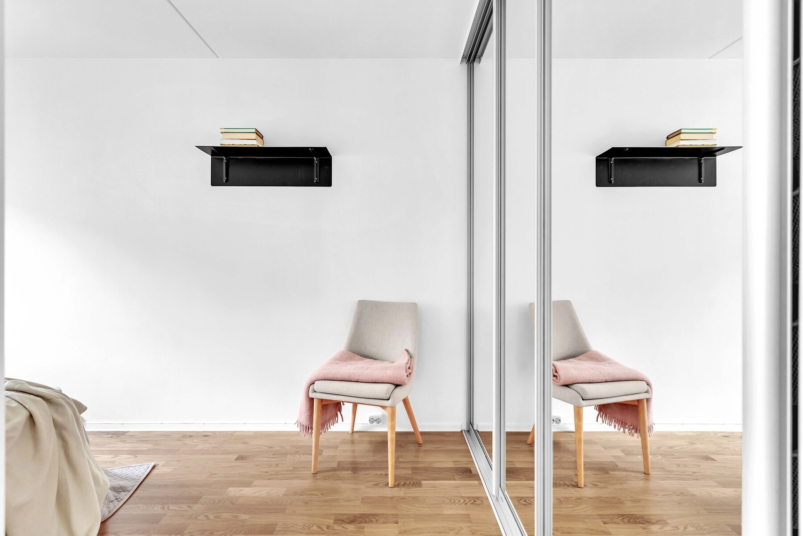 Skyvedørsgarderobe med innredning på soverommet. Ny innredning i 2024. Galleribilde