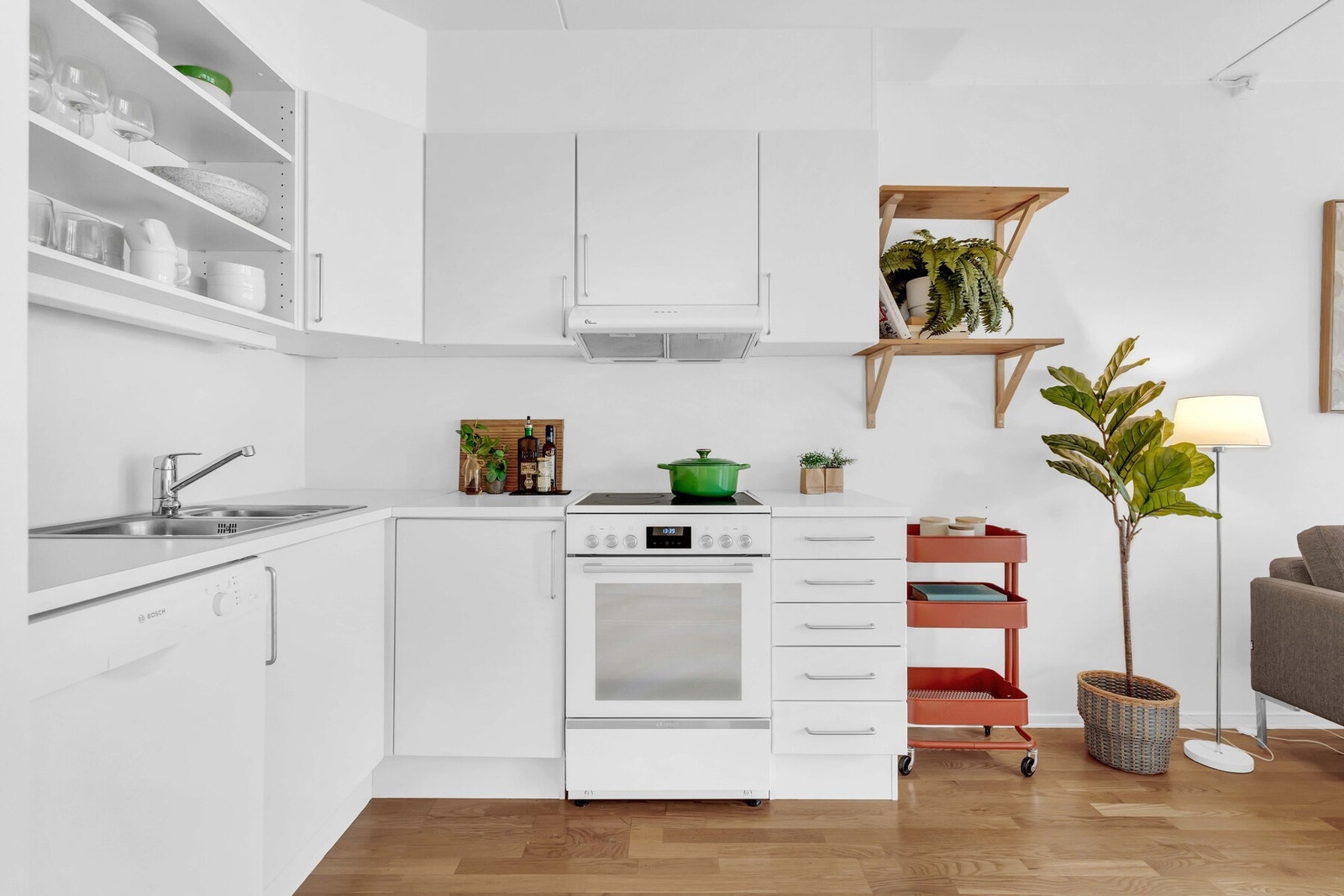 Sigdal kjøkkeninnredning fra byggeår med glatte fronter og laminat benkeplater. Galleribilde