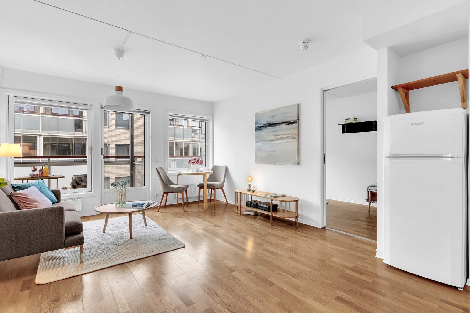 Leiligheten har oppvarming med radiatorer fra fjernvarmeanlegg. Det er 2 radiatorer i stue/kjøkken og en på soverommet. Galleribilde