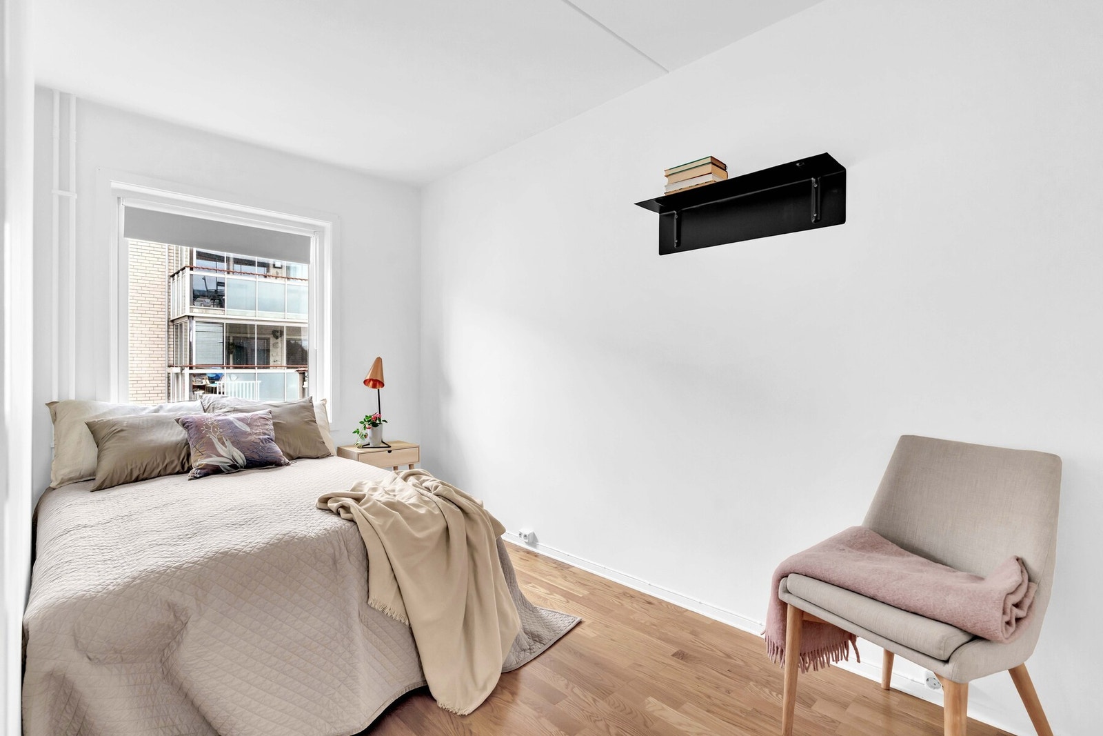 Romslig soverom med god plass til dobbeltseng. Galleribilde