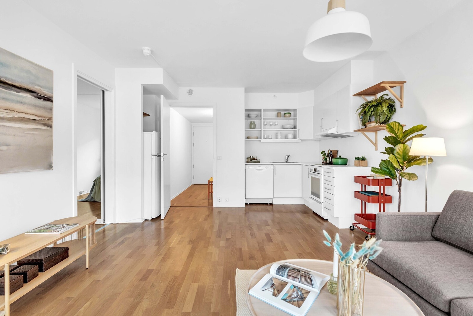 Åpen stue - og kjøkkenløsning. Alle hvitevarer på kjøkken medfølger. Galleribilde