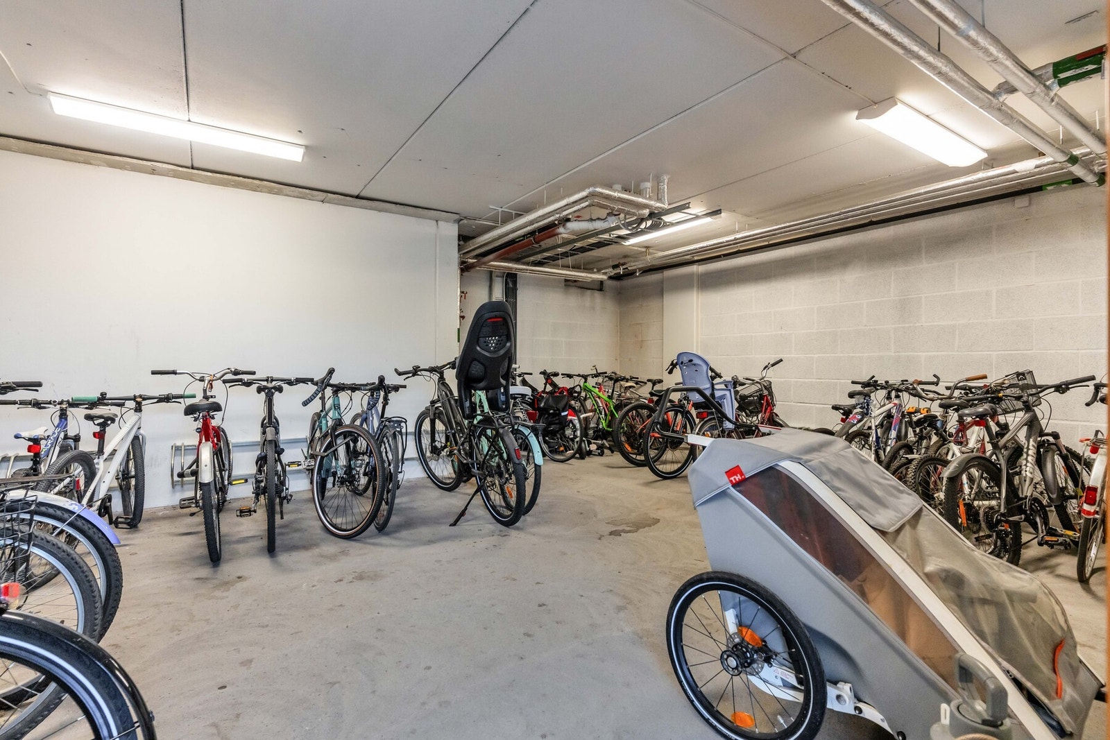 Avlåst, felles sykkelrom. Galleribilde