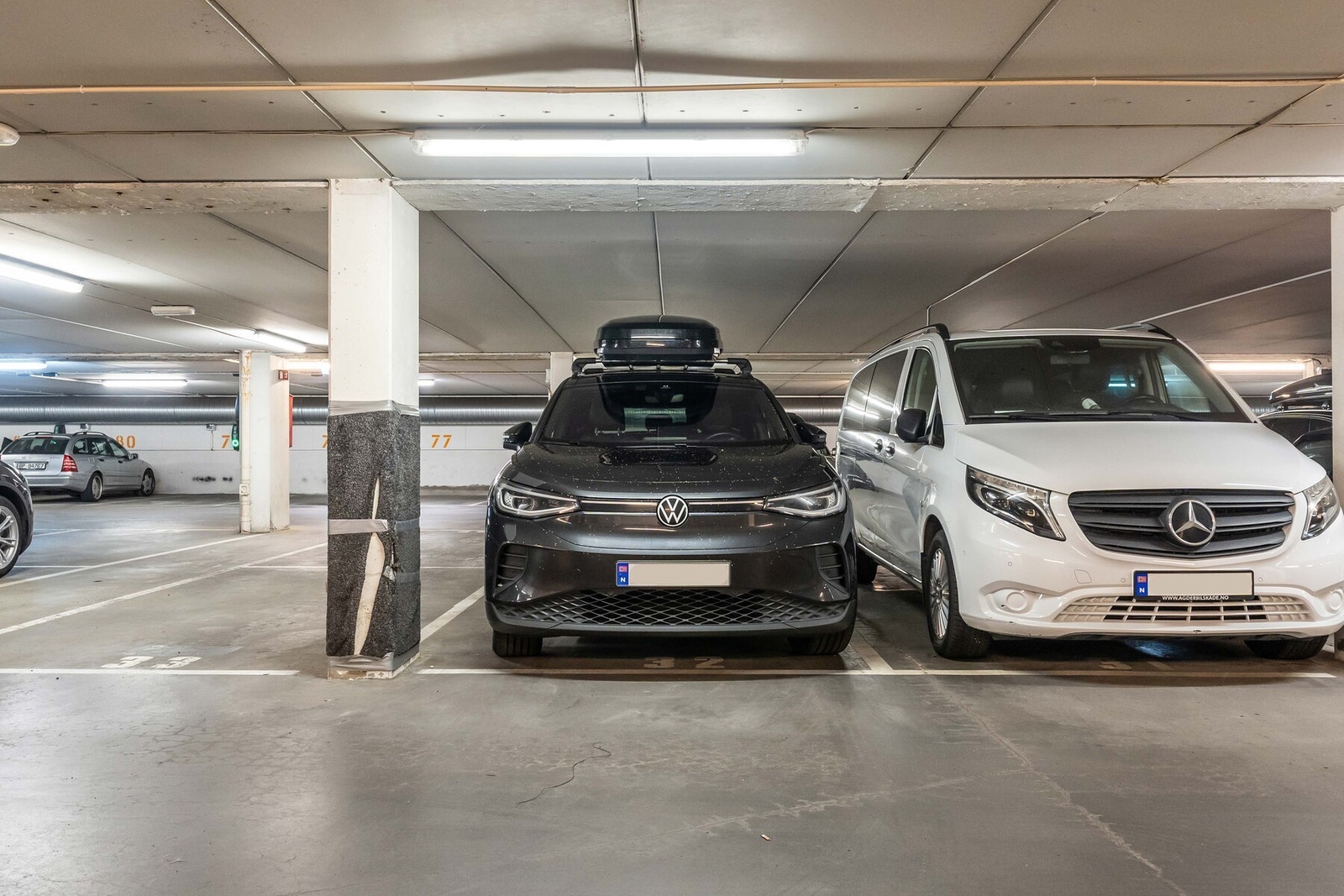 Det medfølger bruksrett til parkeringsplass 32 i felles garasjeanlegg. Mulighet for å etablere elbillader. Galleribilde