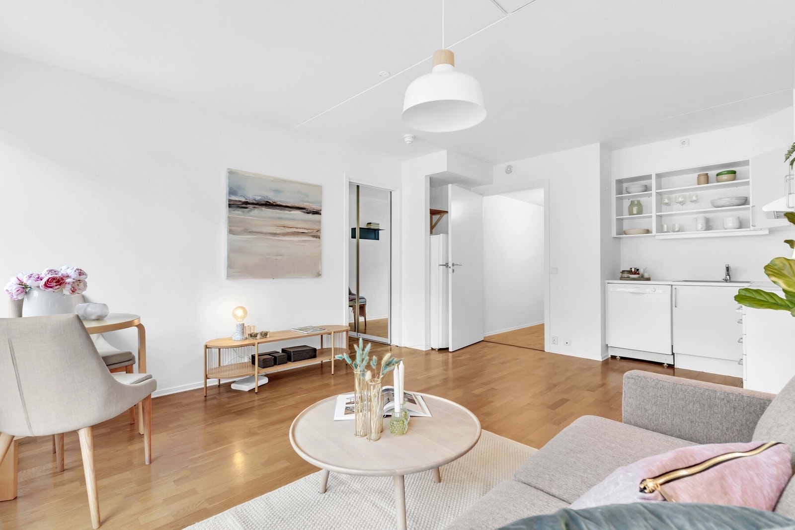 Gulvoverflater består av eikeparkett i alle rom bortsett fra bad. Galleribilde