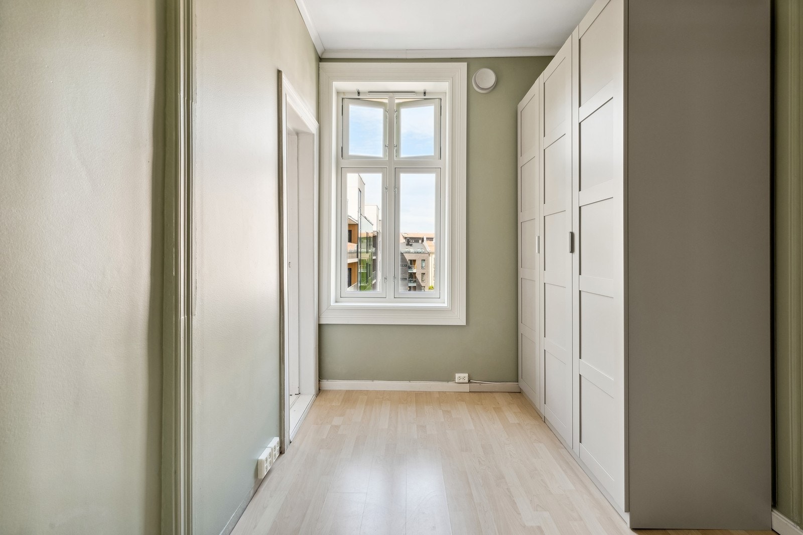 Soverom av god størrelse med garderobeskap Galleribilde