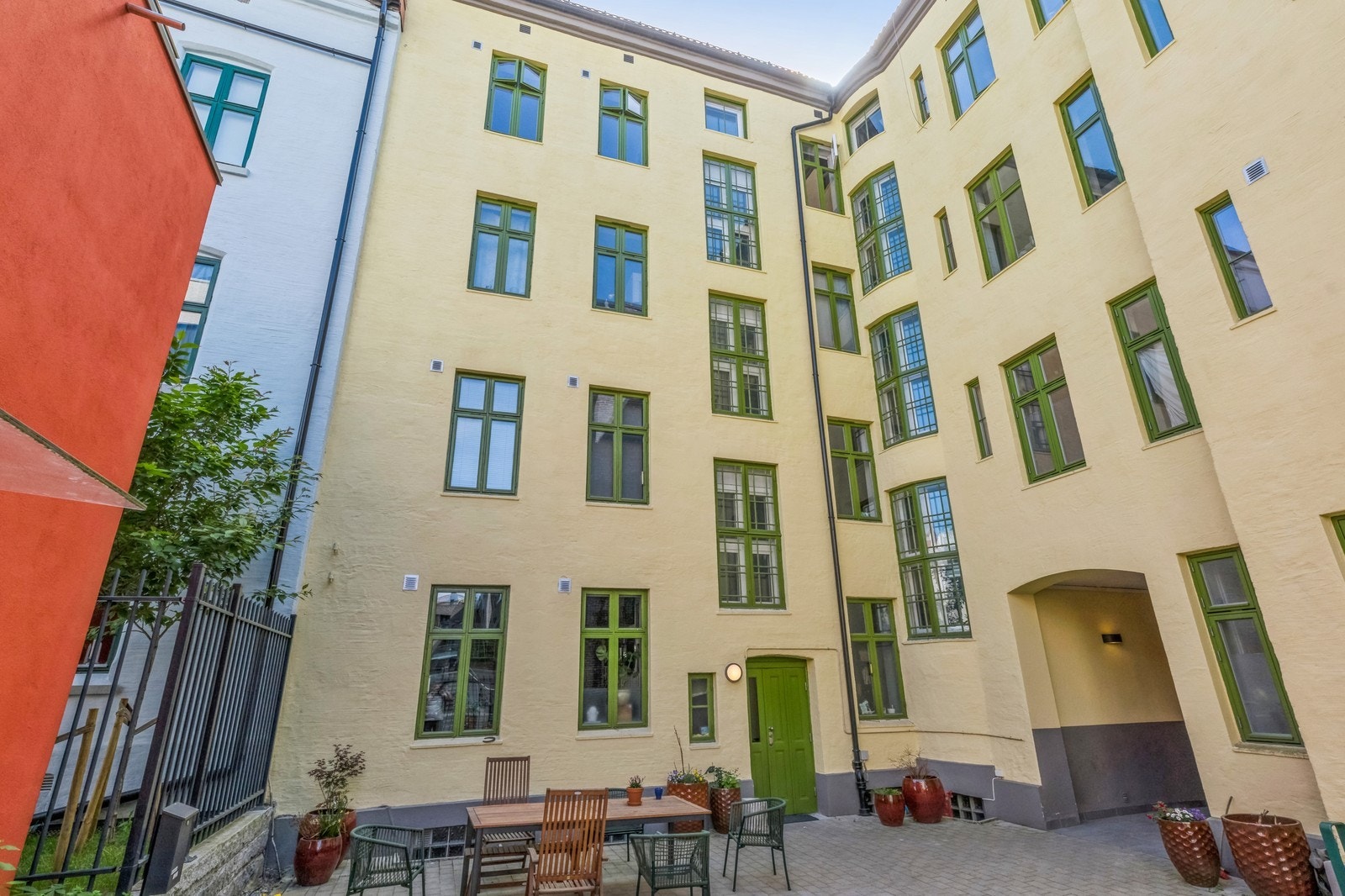 Koselig bakgård med sittegruppe og plass for sykkelparkering Galleribilde