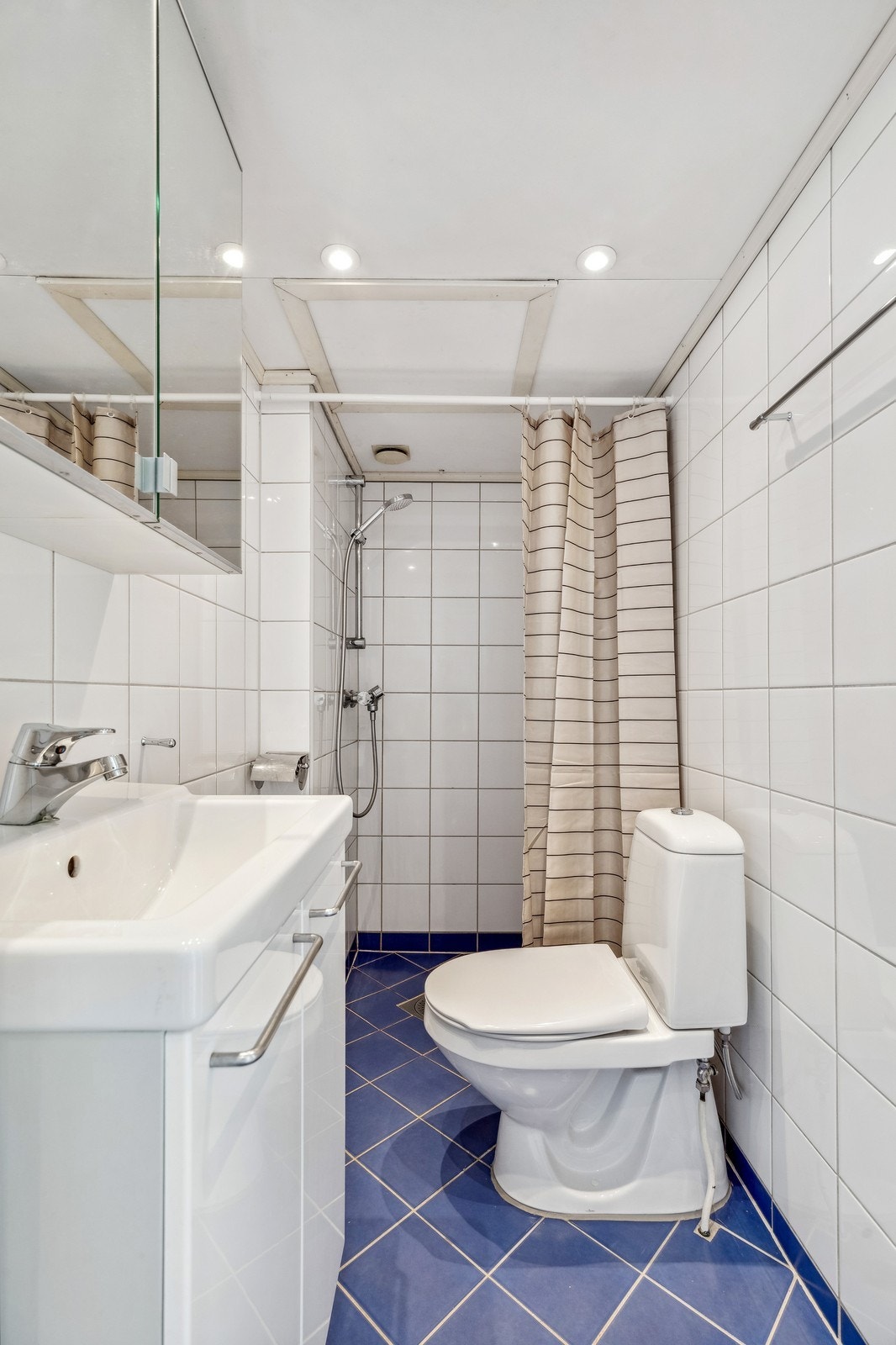 Bad med varmekabler i gulv og downlights i himling Galleribilde