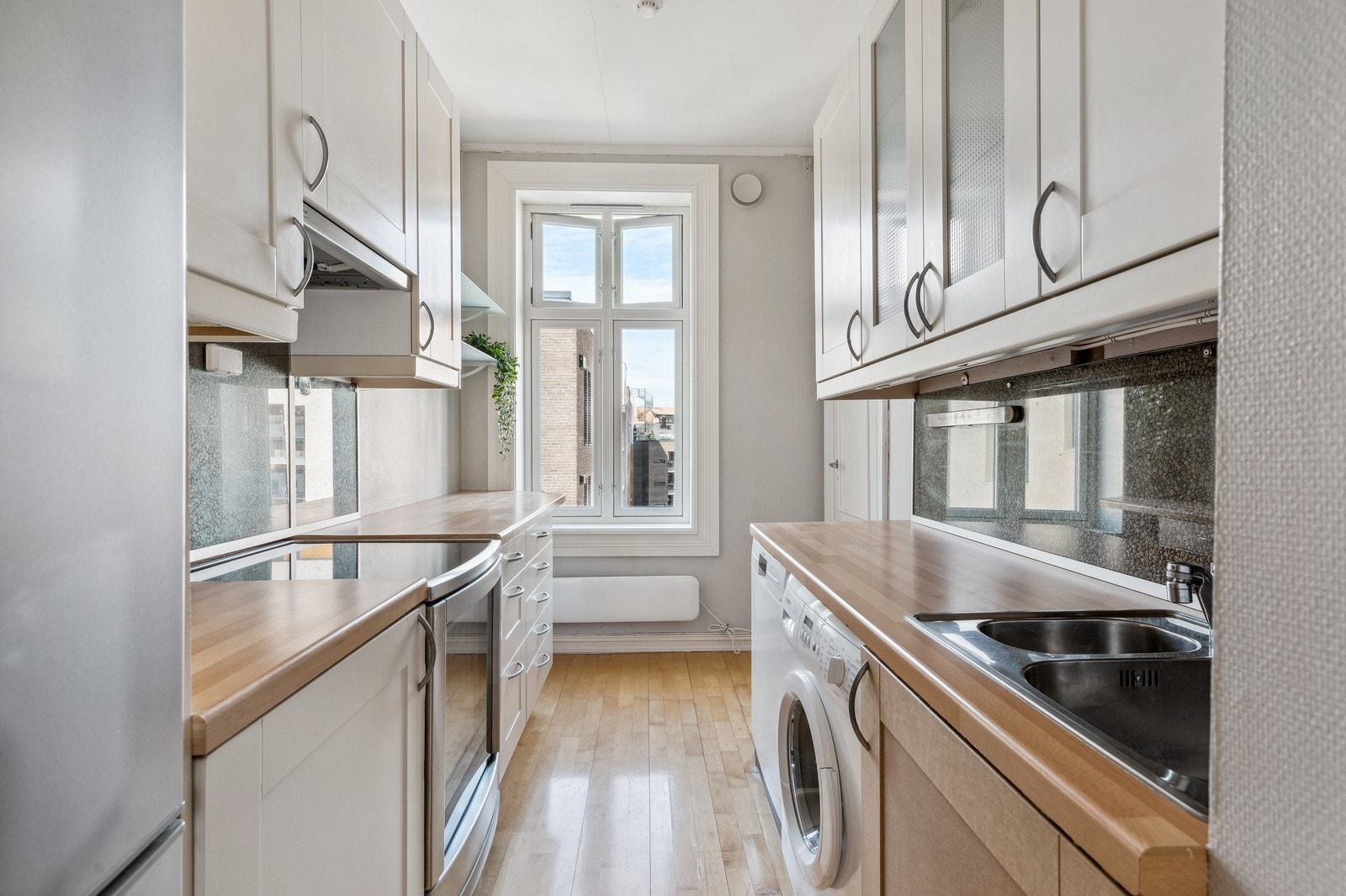 Kjøkken med hvitevarer Galleribilde