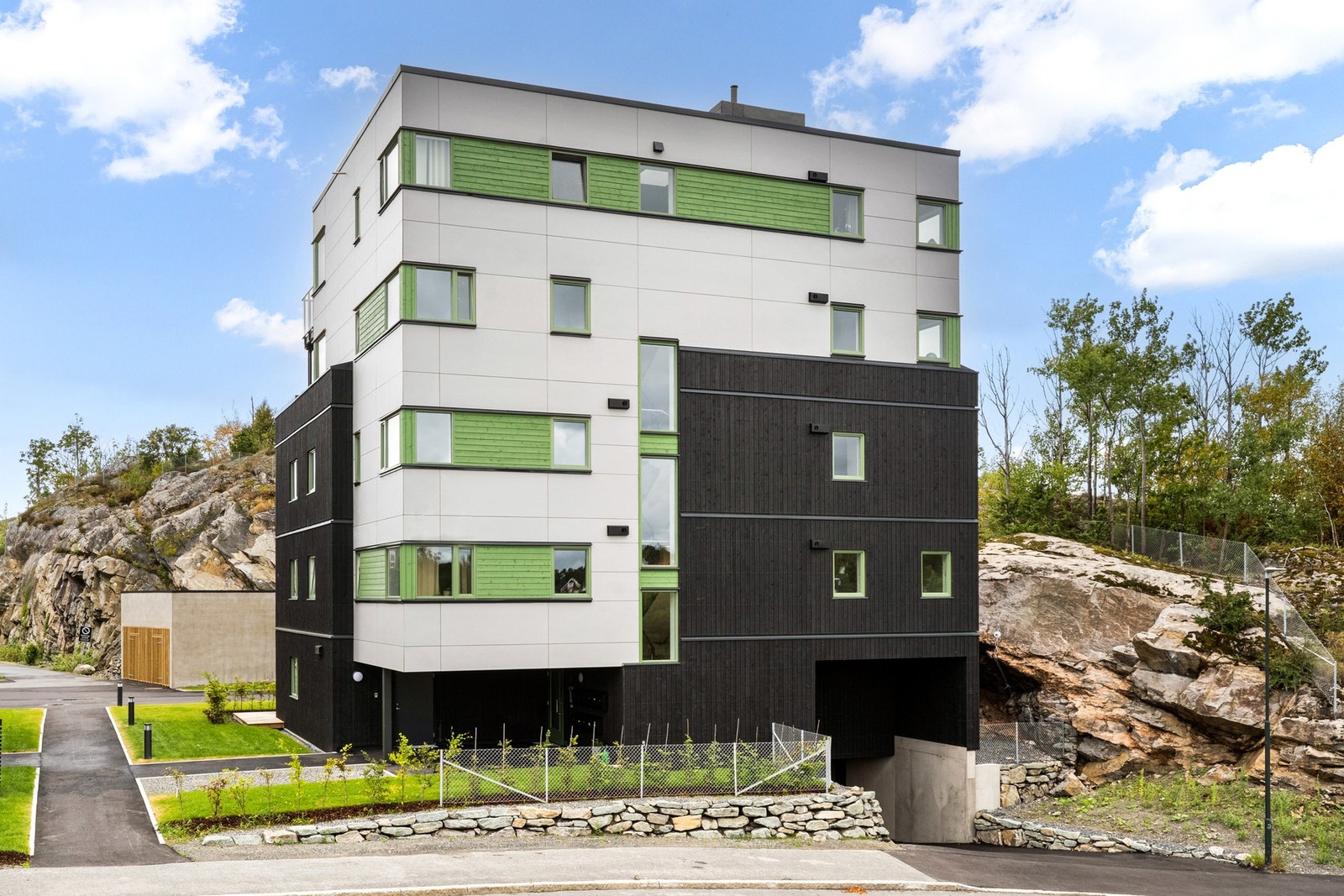 Til høyre ser du innkjøringen til garasjen. Galleribilde