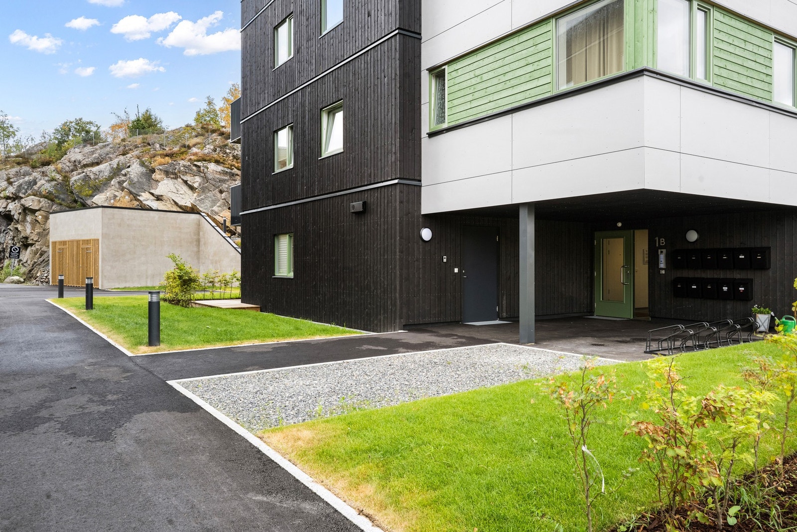 Dette er hovedinngangen til leiligheten, i bakkant til venstre i bilde finner du renovasjonsplassen. Galleribilde