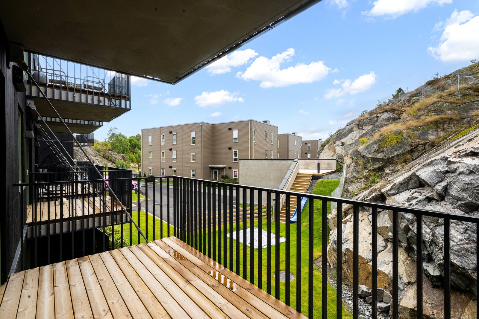 Fra stuen har man tilgang til trivelig balkong på ca. 8 kvm. Galleribilde