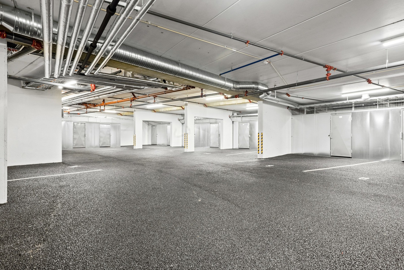 Stor og god garasje, denne leiligheten har garasje rett inn ved porten, samt bod i bakkant av garasjesplassen. Galleribilde