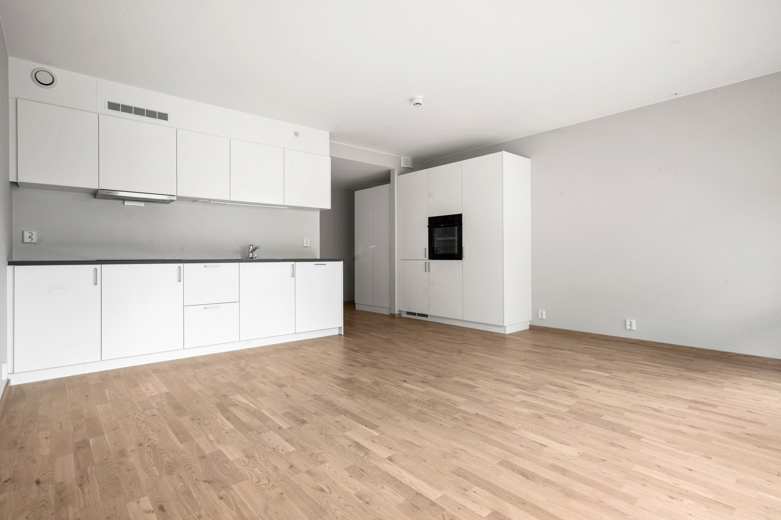 Stue og kjøkken i åpen løsning.
Kjøkkeninnredning er fra Drømmekjøkken. Alle hvitevarer medfølger. Galleribilde