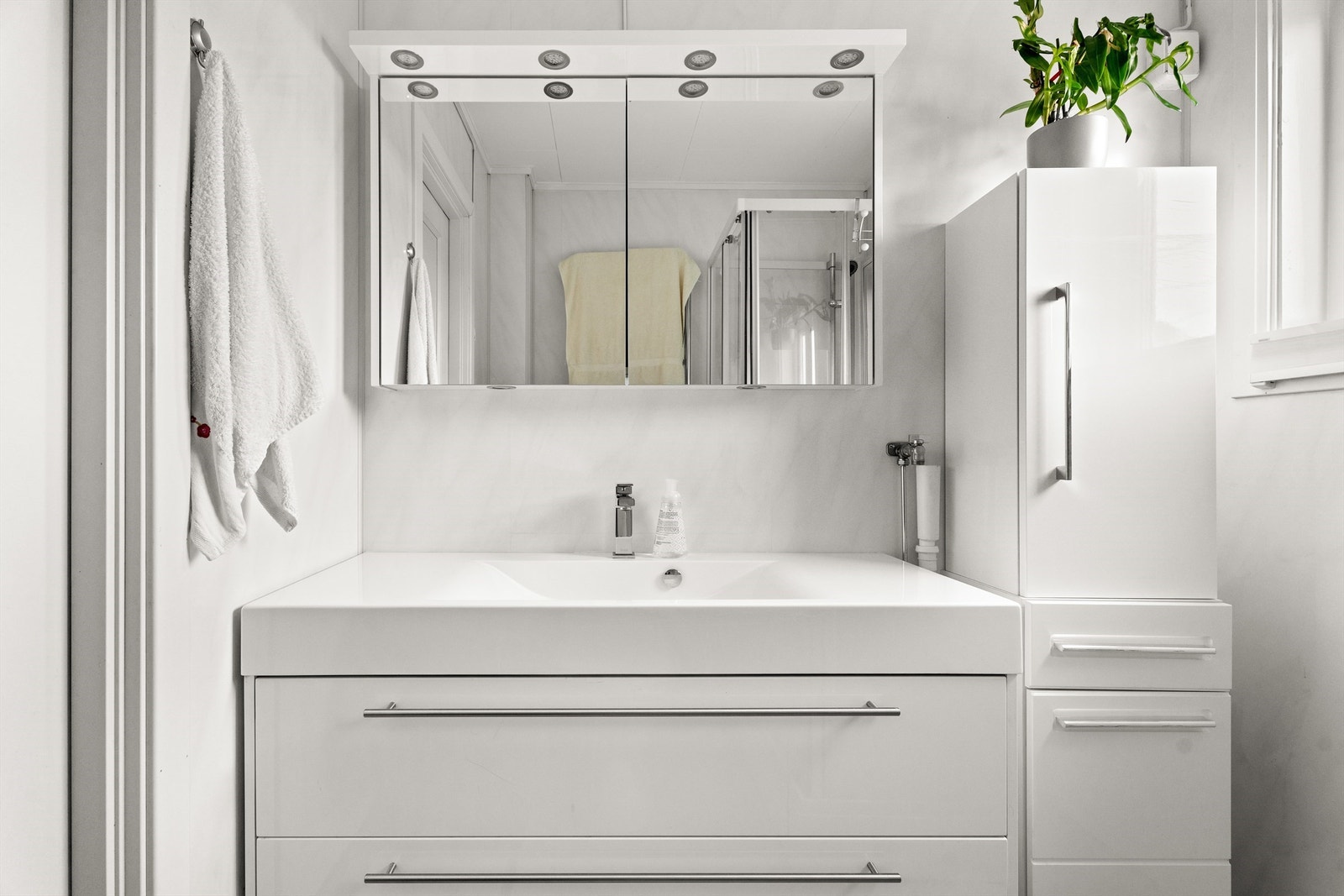 Areal opprinnelig avsatt til vaskemaskin er tatt i bruk til baderomsinnredning som eventuelt kan fjernes. Galleribilde