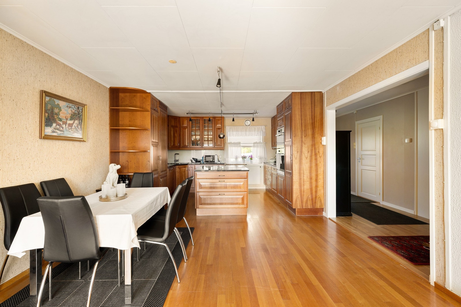 Kjøkkeninnredningen er en omfangsrik og velholdt løsning fra Drømmekjøkkenet, montert i 2008. Galleribilde