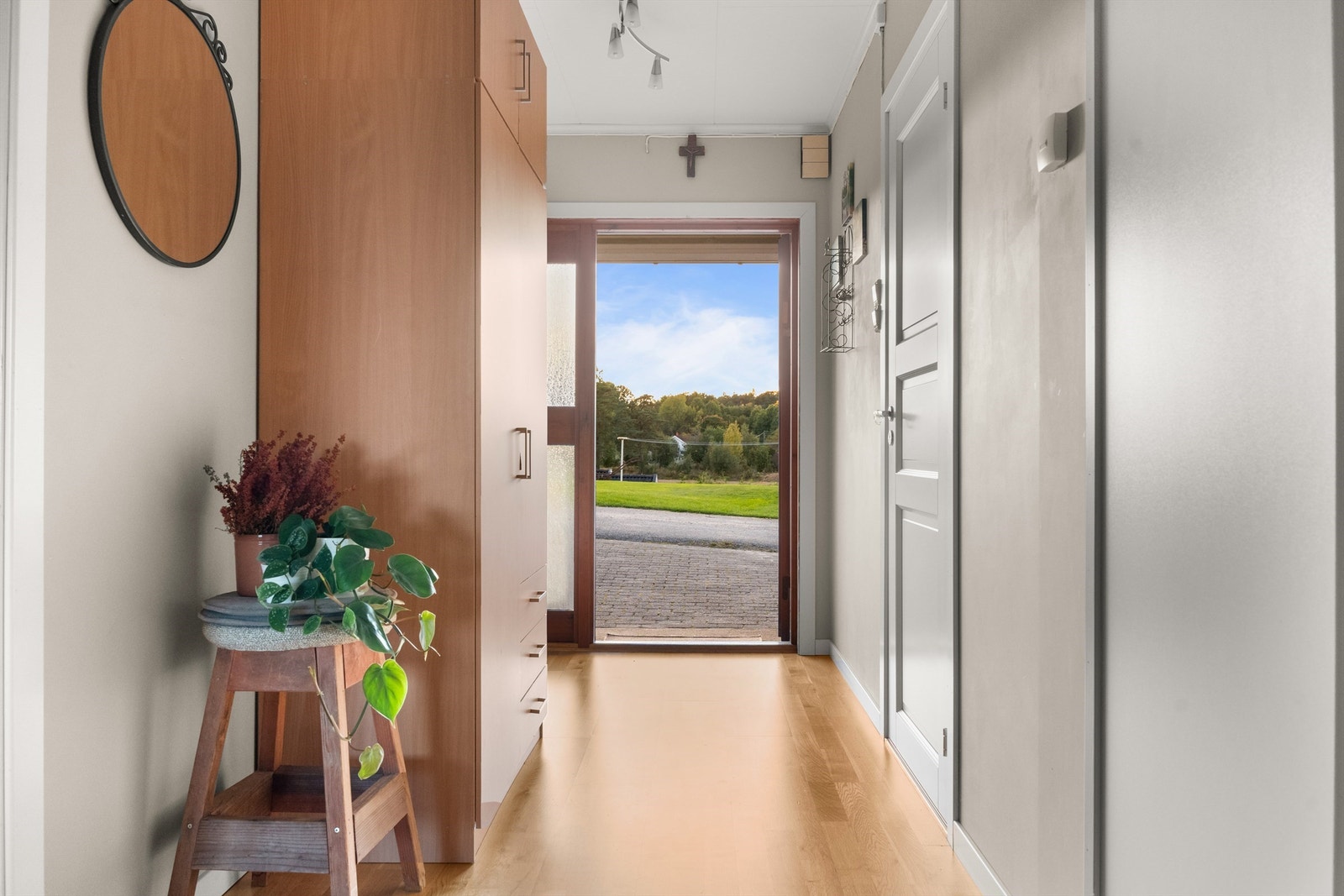 Ytterligere garderobeløsninger er det rom for i entreen. Galleribilde