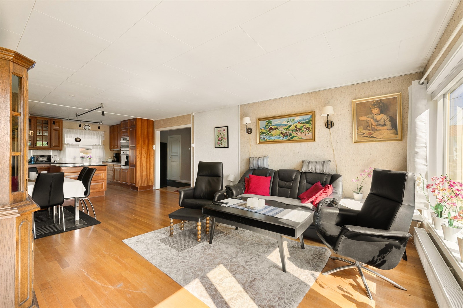 På stuens åpne gulvflate foran kjøkkenet er det god plass til både spisebord og sofagruppe. Galleribilde