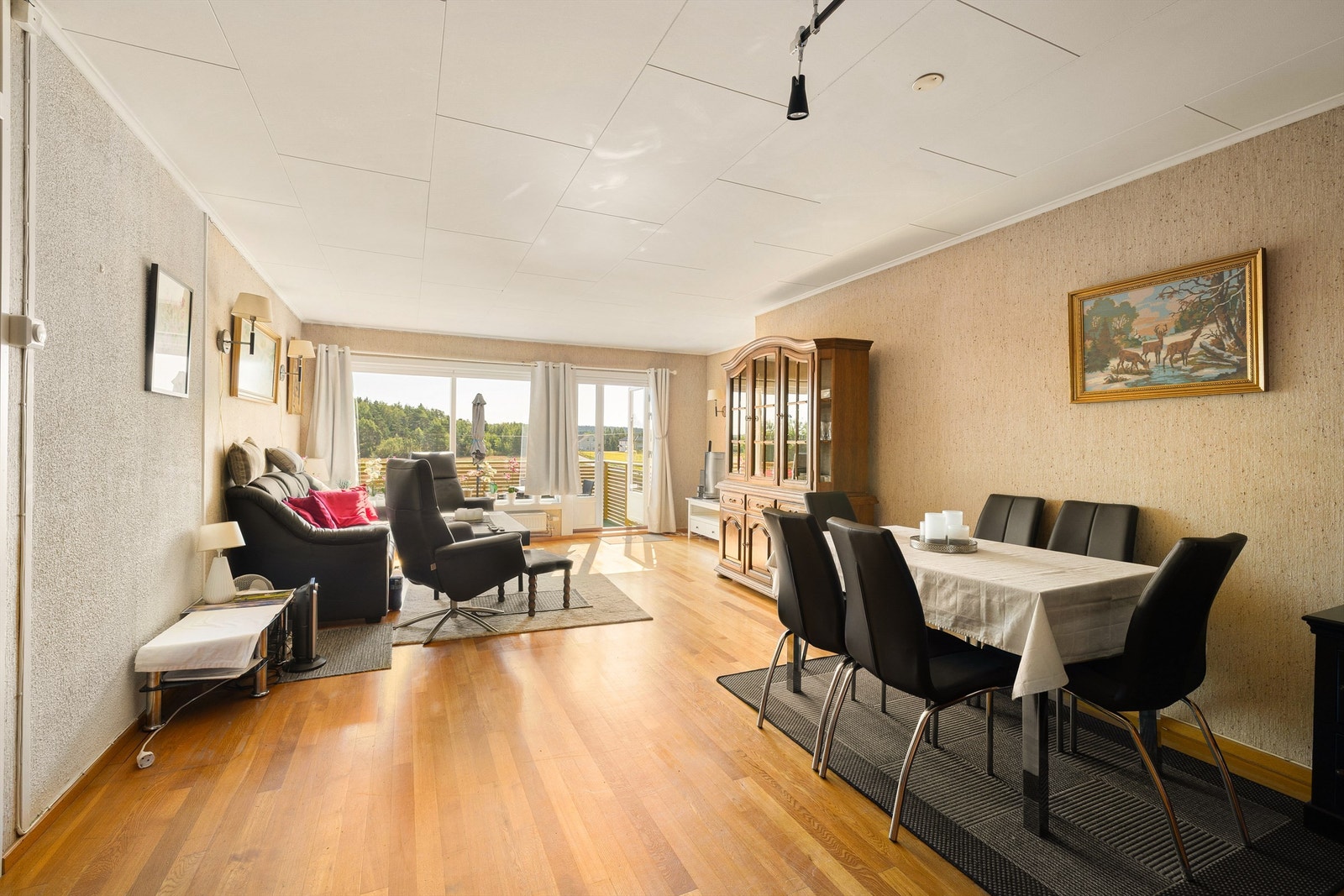 Fra stuen sees i dag utsikt over åkerlandskapet i øst, utsikten vil imidlertid kunne bli påvirket av fremtidig bebyggelse i hagen. Galleribilde